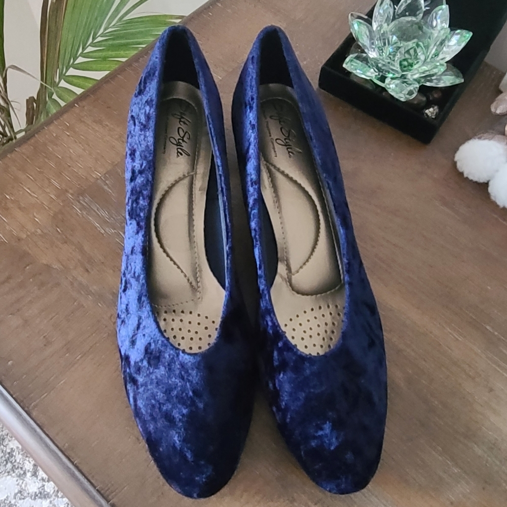 Hush Puppies Blue Velvet Pumps: NARROW New W/out Tag